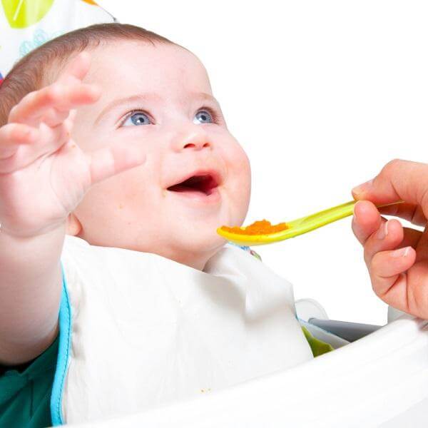 ¿Cómo empezar a darle de comer a un bebé de 6 meses?