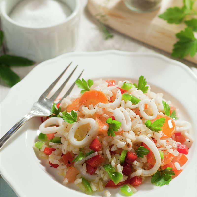 ¿Cómo preparar arroz con aros de calamar?