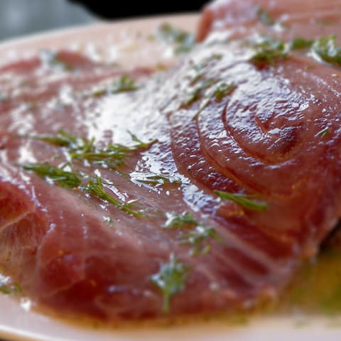 ¿Cómo se come el atún crudo?