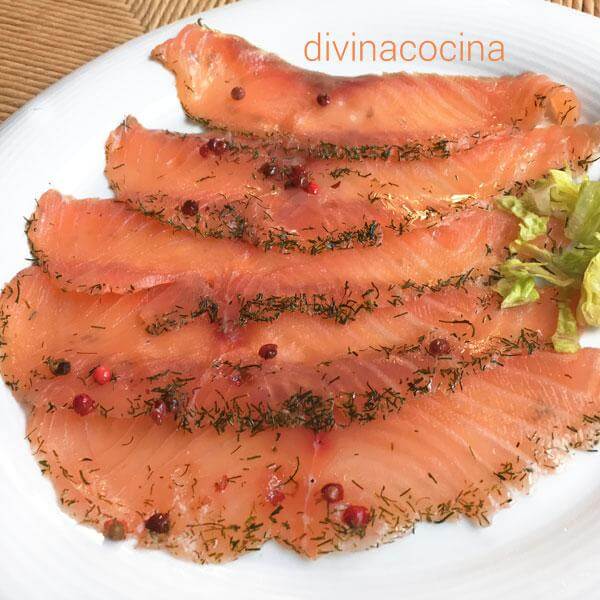 ¿Cómo se come el salmón crudo?