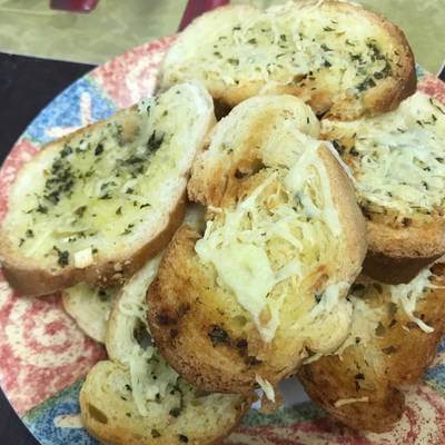 ¿Cómo se hace el pan de ajo con queso?