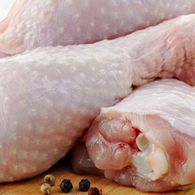 ¿Cuál es la bacteria del pollo crudo?