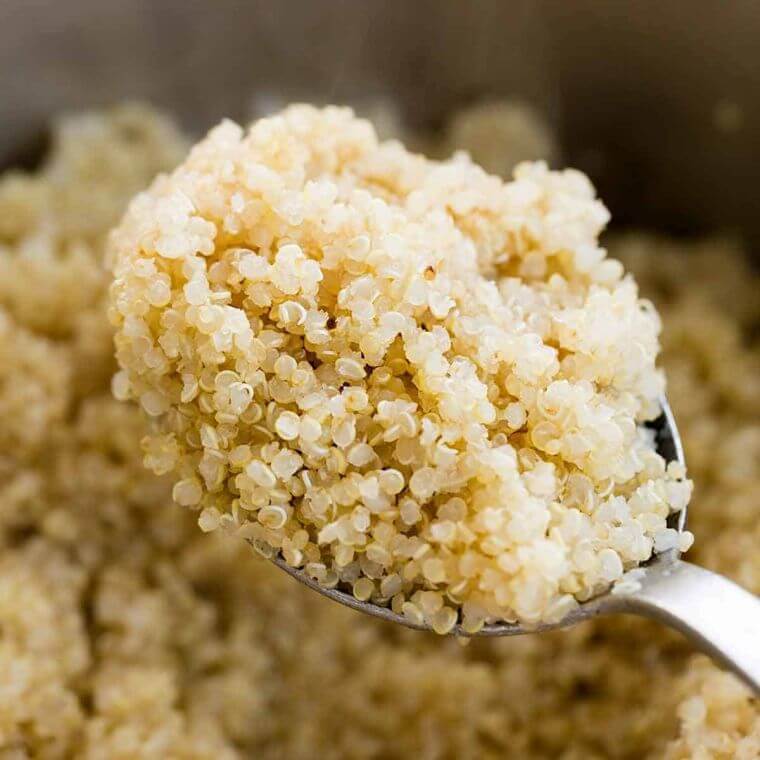 ¿Cuántas calorías tiene 1 taza de quinoa cocida?