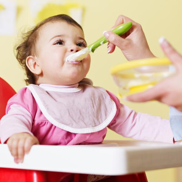 ¿Cuántas comidas debe de tener un bebé de 8 meses?