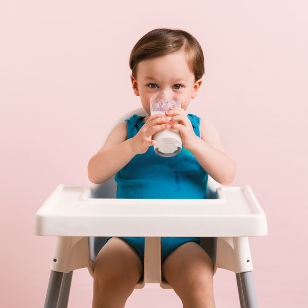 ¿Cuántos ml de leche debe tomar un bebé de 9 meses?