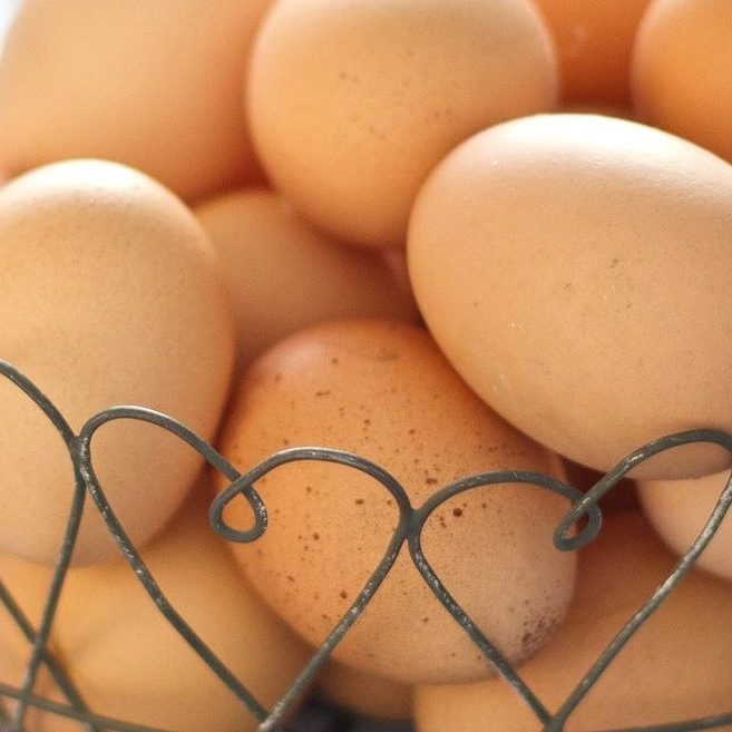 ¿Por qué se rompen los huevos al hervirlos?
