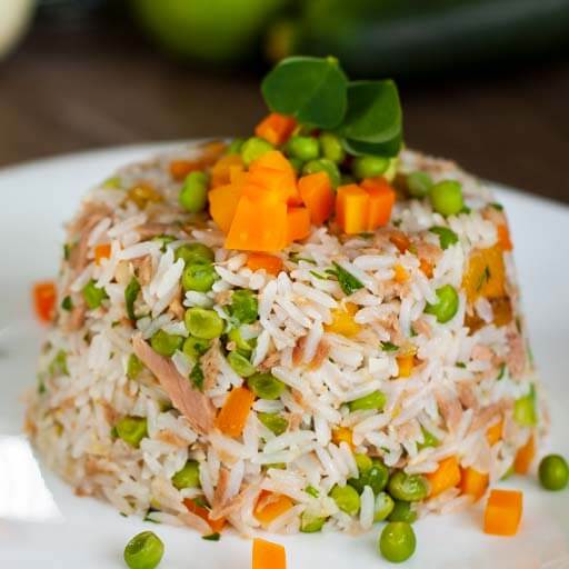 ¿Qué beneficios tiene la ensalada de arroz?