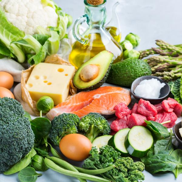 ¿Qué carbohidratos hay en la ensalada de vegetales?