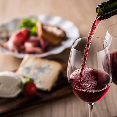 ¿Qué tipos de alimentos combinan los vinos tintos?