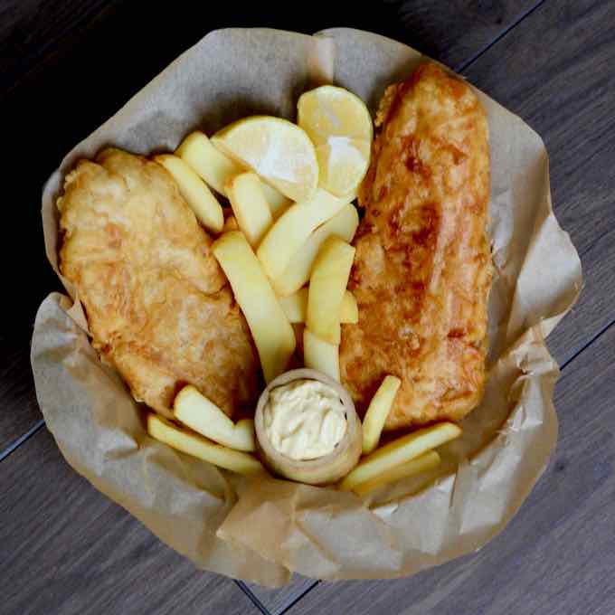 ¿Cómo se come el pescado frito con cubiertos?