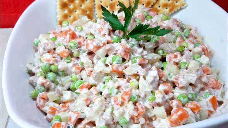Ensalada de atun con mayonesa y verduras