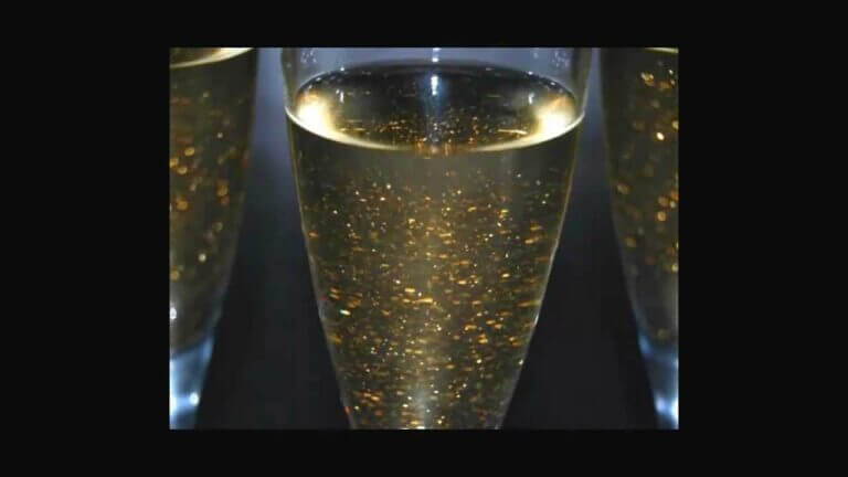 Champagne con laminas de oro